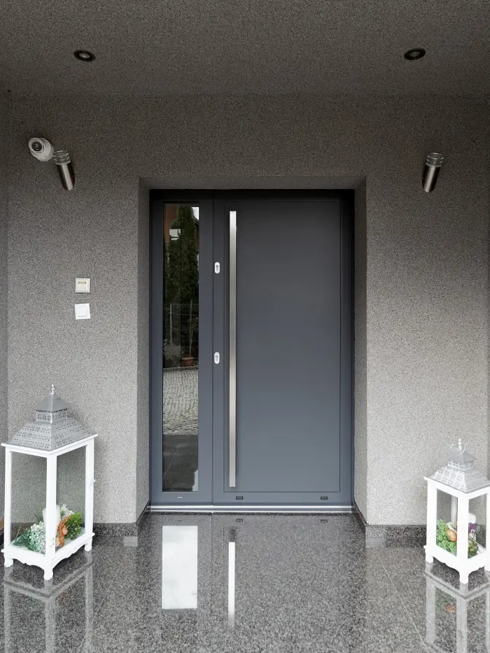Anthrazitfarbene Haustür mit Glas-Seitenteil und Edelstahlgriff